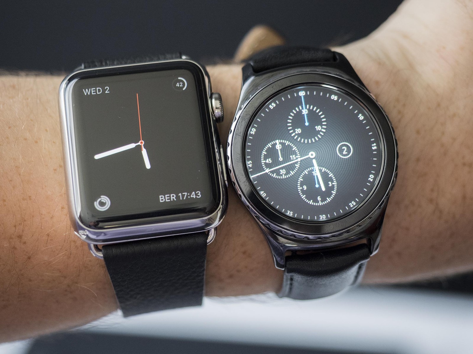 samsung-gear-s-2-vs-apple-watch-wrist.jpg