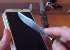 Galaxy S4 : le crash test de l'écran au couteau !