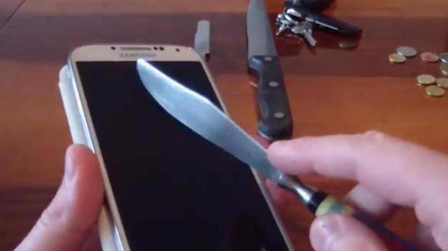 Galaxy S4 : le crash test de l'écran au couteau !