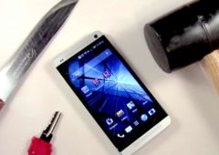 HTC One : test de résistance au maillet et au couteau