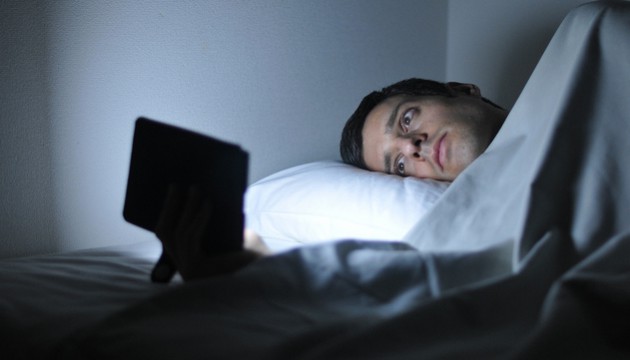 Lire sur un écran avant de dormir n'est pas bon pour vous
