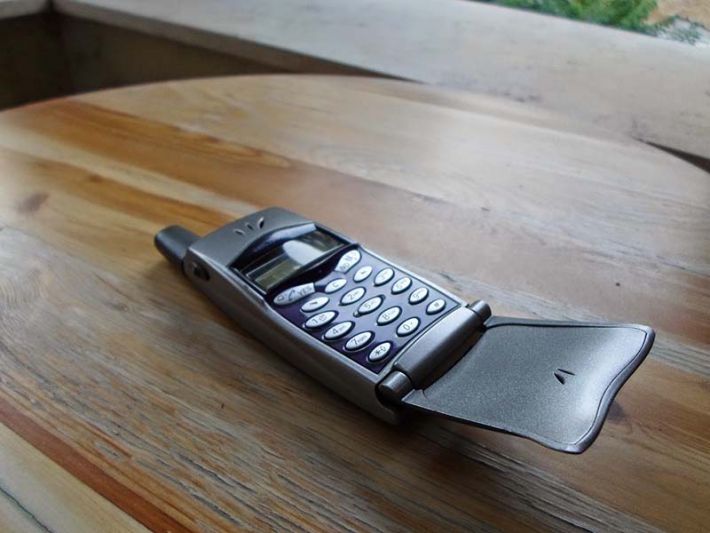 Vintage Motorola StarTac sur Gens de Confiance
