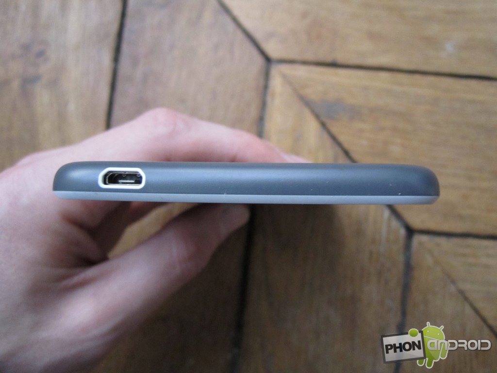 HTC Desire 820, le port USB