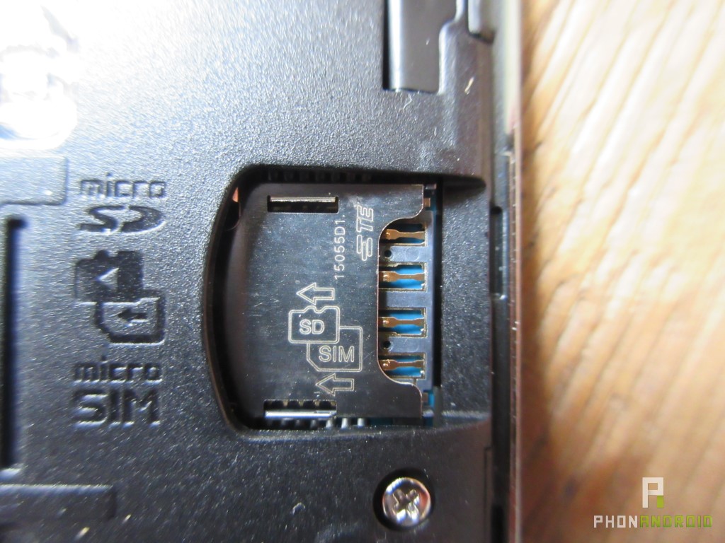 LG G Flex 2, Port SIM et MicroSD