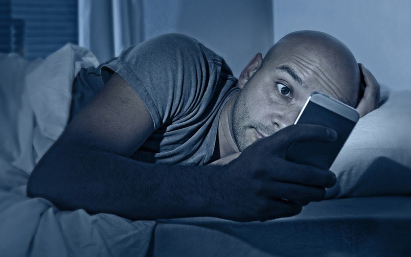 La lumière des écrans nuit-elle vraiment au sommeil ?