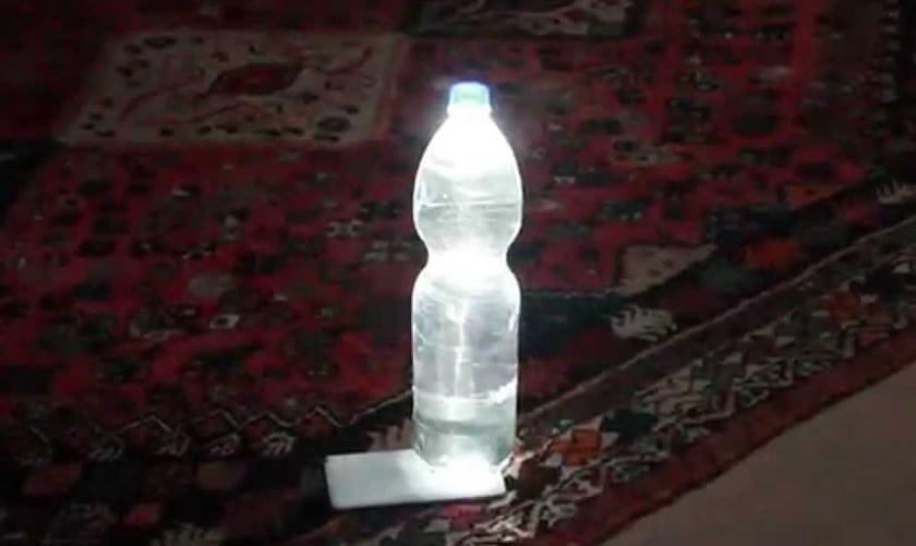 lampe smartphone bouteille eau