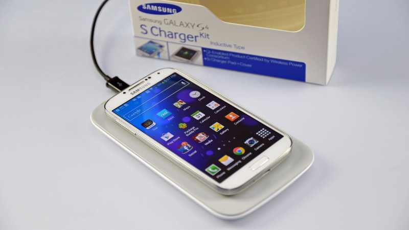 Galaxy S4 : le chargeur sans fil officiel de Samsung en vidéo  PhonAndroid.com