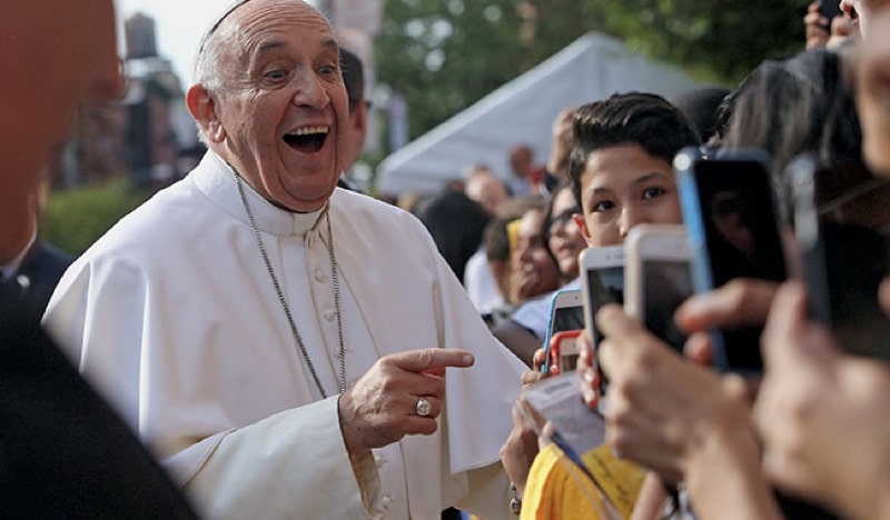 pape francois bible smartphone