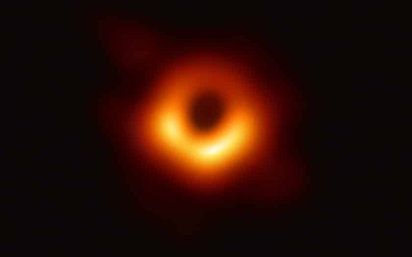 Première photo d'un trou noir