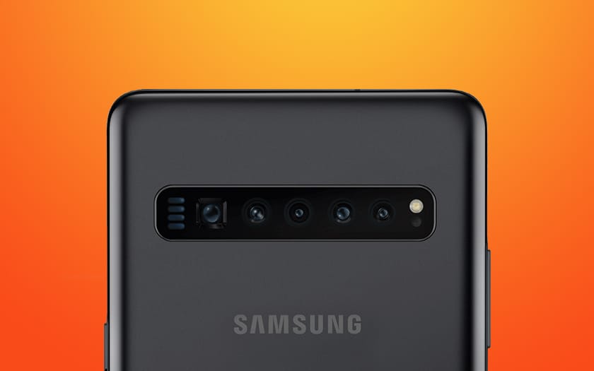 Samsung Galaxy S11 sur fond orangé