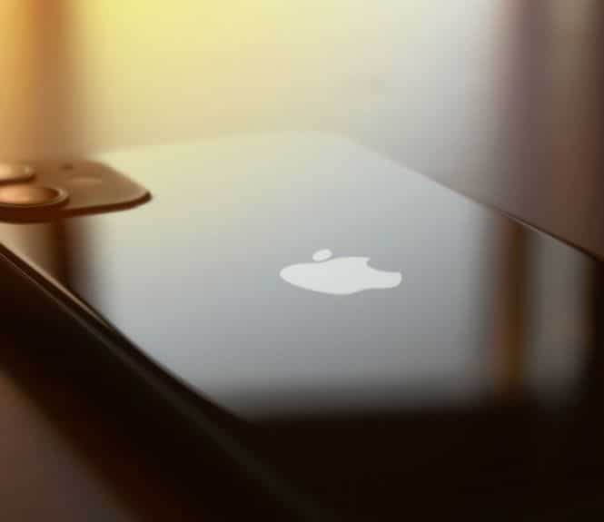 Apple a la réputation de vendre ses iPhone à des prix stratosphériques. C’est à la fois vrai…et faux. Si Apple propose de nombreux iPhone à des prix élevés (au delà des 1000€), comme les iPhone 11 Pro, on trouve aussi des solutions pour les budgets les plus modestes. Depuis 2018, Apple accompagne ses deux iPhone les plus chers d’un modèle abordable, dont l’iPhone XR et l’iPhone 11. Ils sont respectivement vendus autour des 500 et des 800 euros, sur un site de commerce en ligne comme Amazon. Pour les utilisateurs qui ne souhaitent pas dépenser des sommes importantes dans un smartphone, Apple a aussi lancé l’iPhone SE 2020. Le smartphone est vendu au prix de départ de 489 euros. En fonction de vos besoins et de vos usages, le budget nécessaire à l’achat d’un iPhone varie donc de 500€ à 1500€. Pour un iPhone haut de gamme dernier cri, comptez un budget de 1000€. Pour une édition abordable, ou une ancienne génération, comptez donc entre 500 et 800 euros. Nous espérons que ce guide d’achat des meilleurs iPhone du marché vous permettra de faire des achats éclairés. Si vous avez d’autres conseils à donner, ou si une erreur s’est glissée dans ce dossier malgré notre vigilance, on vous invite à nous en faire part dans les commentaires ci-dessous.
