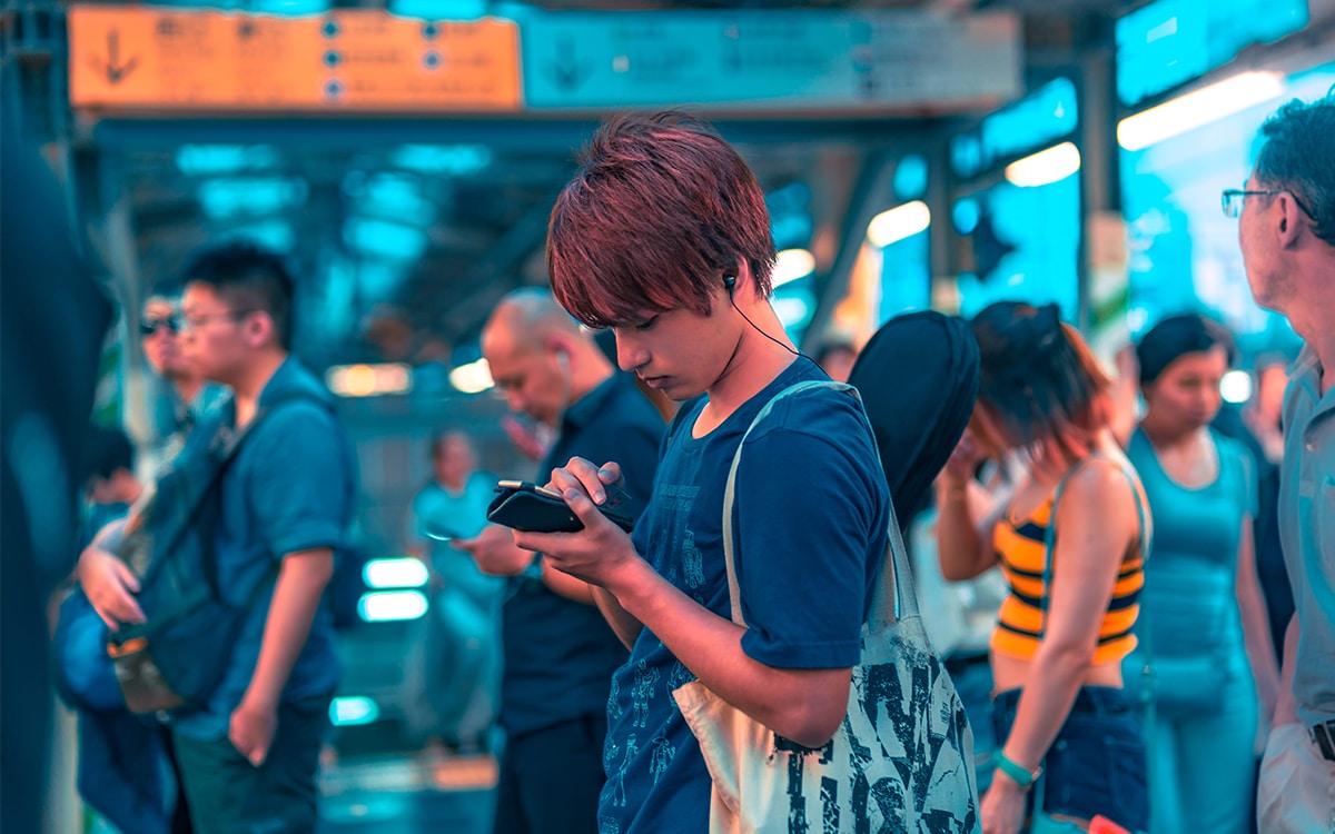 Japon interdit usage smartphone en marchant