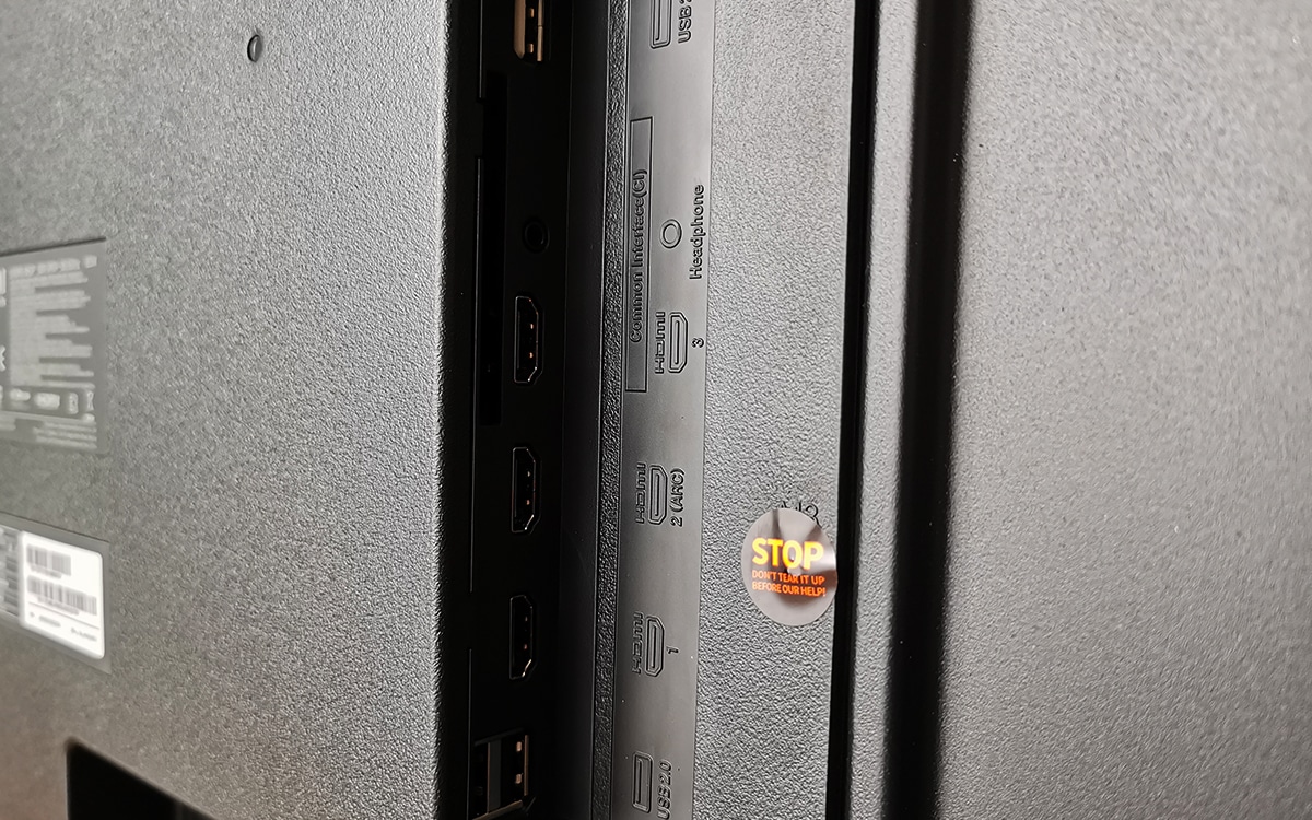 Xiaomi Mi TV 4S connectique gauche