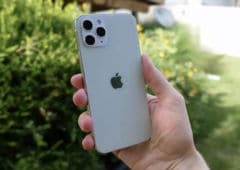 iphone 12 prise main