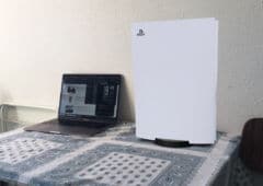 PS5 posee sur une table