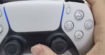 PS5 : manette DualSense en main, un leaker dévoile des infos sur sa batterie