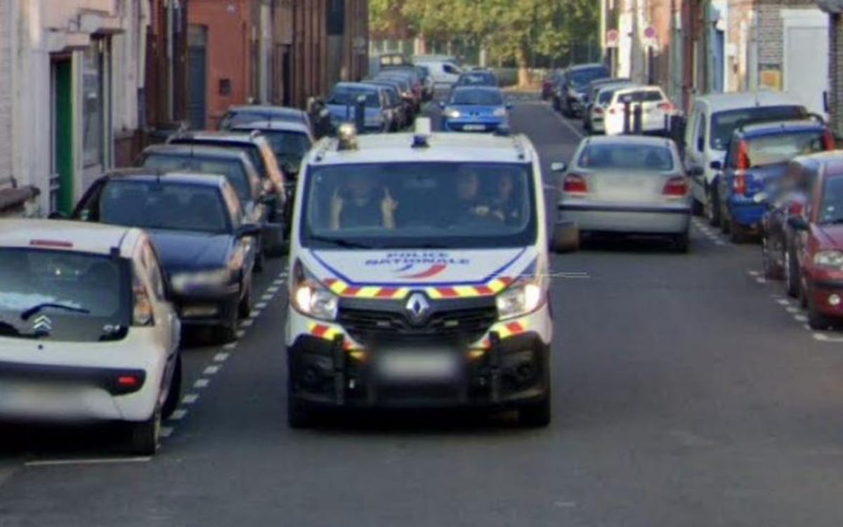 google maps policer doigt honneur car