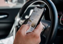 Smartphone au volant Unsplash