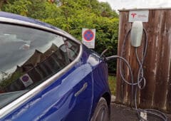 Voiture Electrique Tesla Borne
