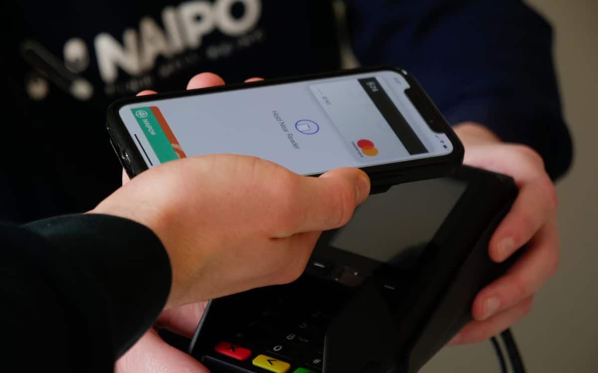 apple iphone contactless payment terminal