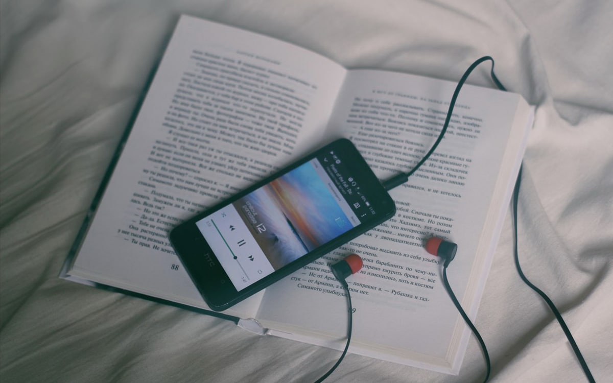 smartphone dans lit avec livre