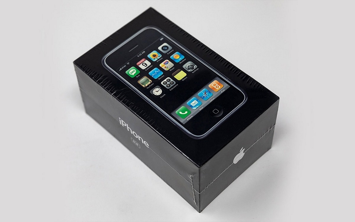 Apple s Original IPhone Sold At Auction For 40 000 Euros In Its Box 