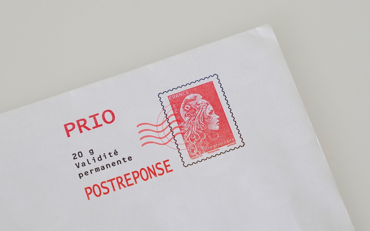 courrier timbre rouge