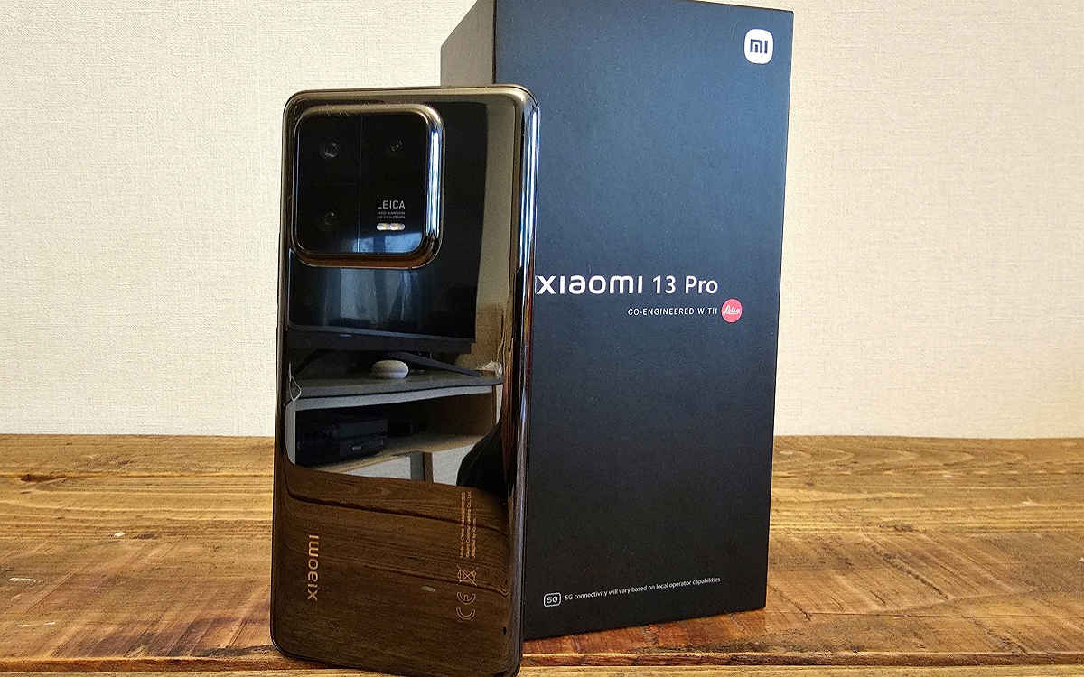 Xiaomi 13 Pro debout