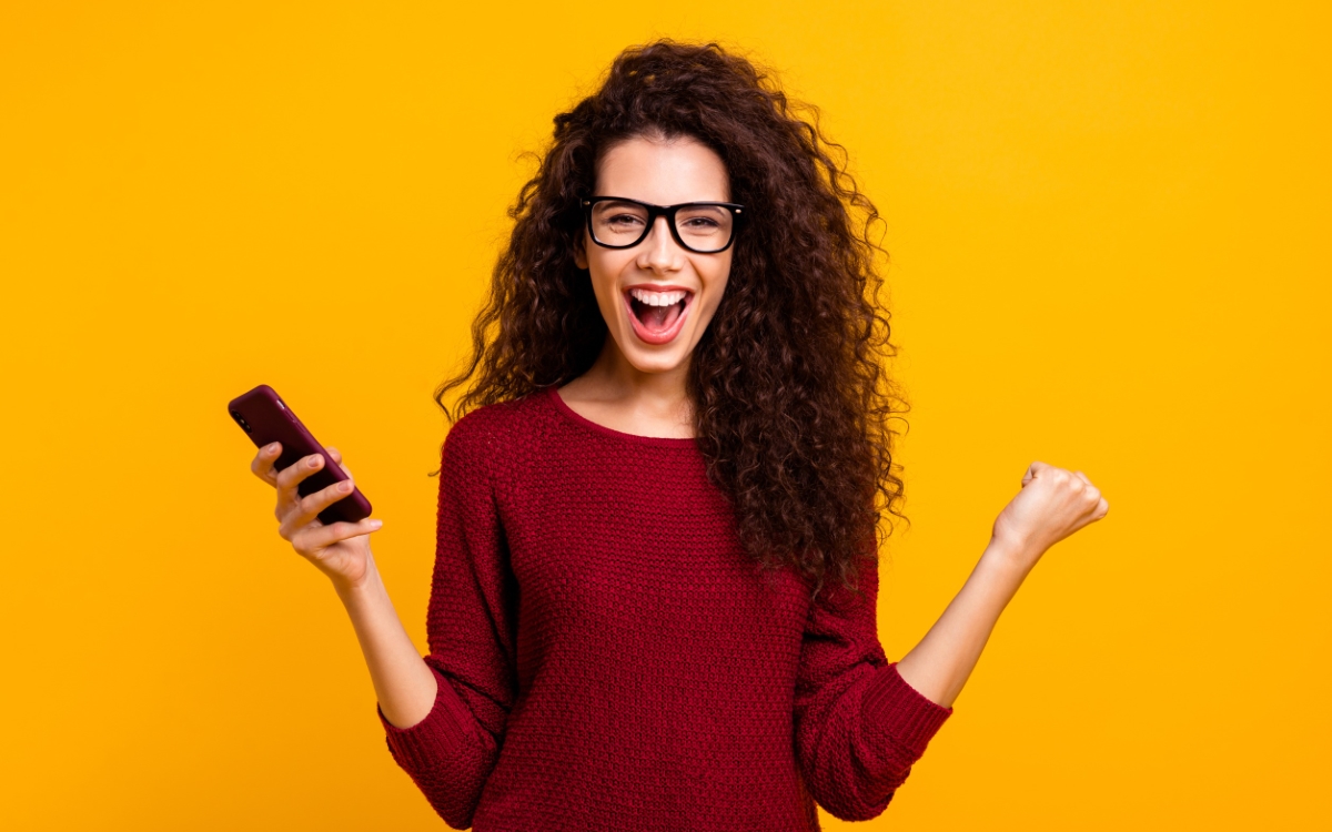 femme-joyeuse -smartphone