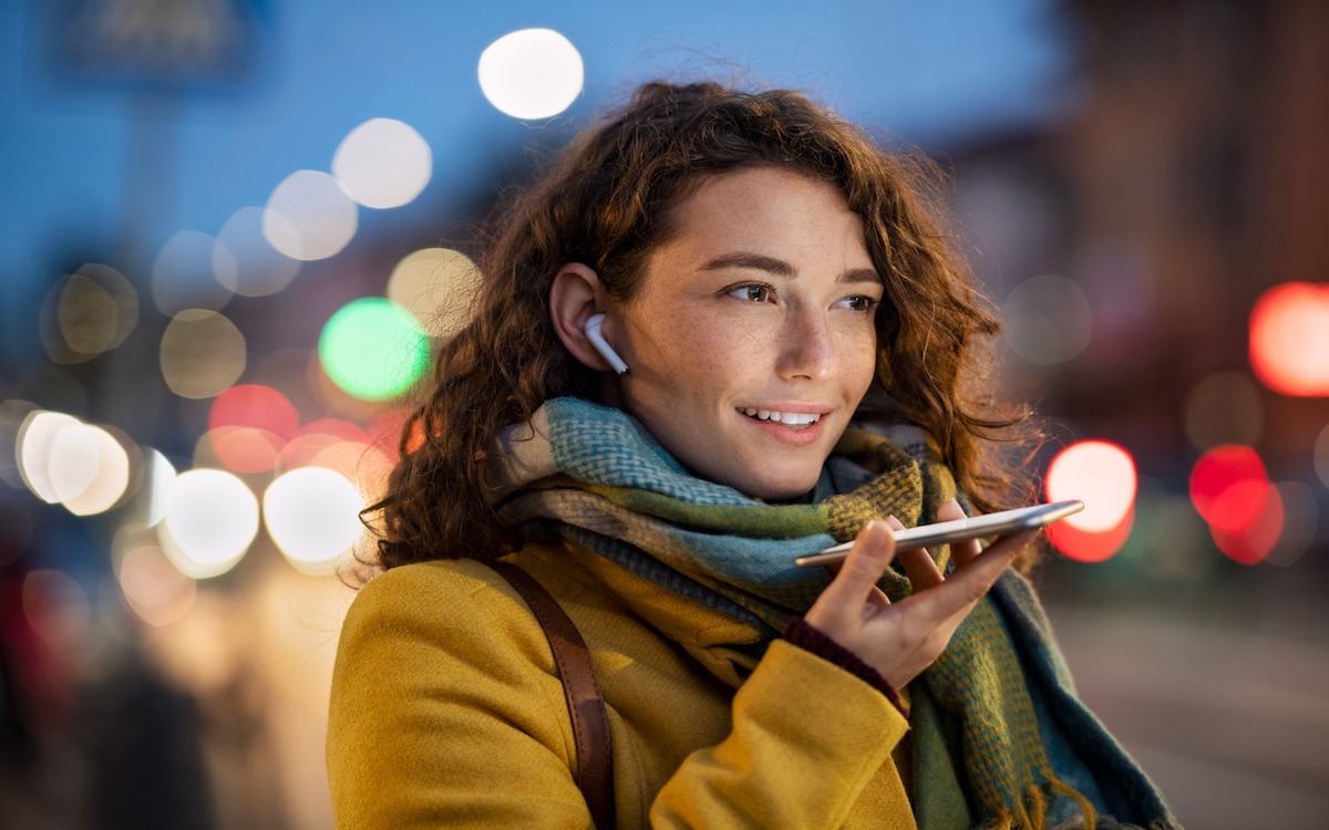 woman-street-smartphone