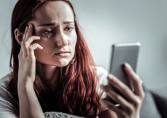 femme pleure smartphone