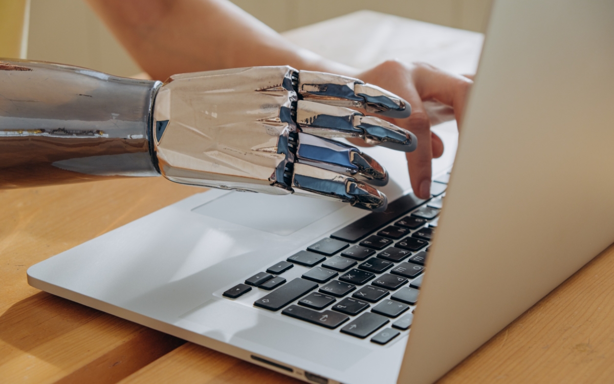 mains-robot-humain-clavier