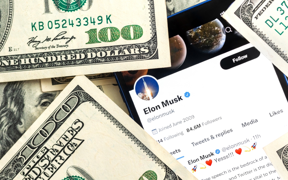 dollars-smartphone-twitter-elon-musk